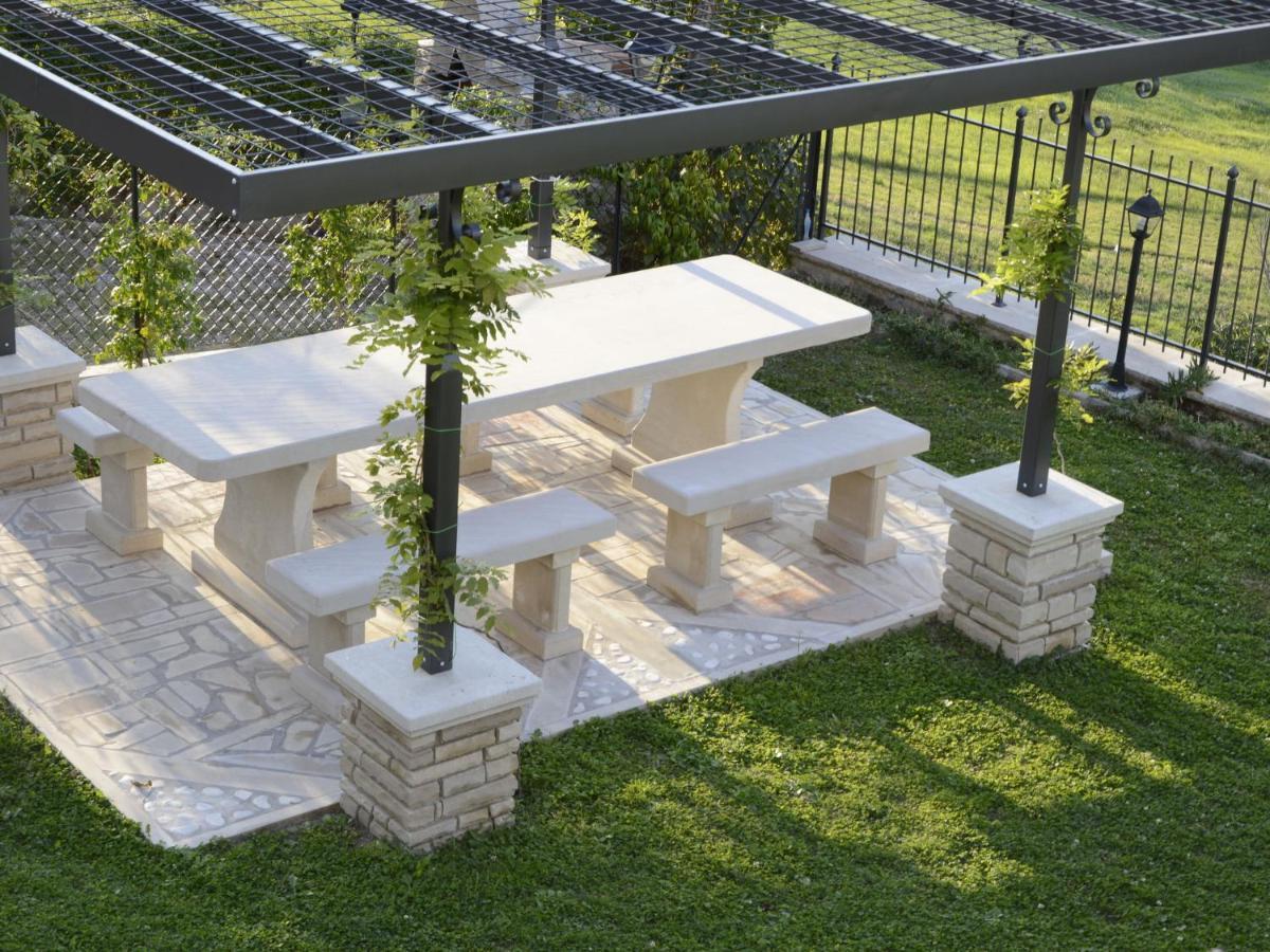 Belvilla By Oyo Graceful Apartment With Garden Petrella Guidi Extérieur photo